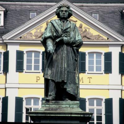 Beethovendenkmal Vor Postamt Stadt